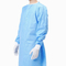 病院の操作は青い医学の分離の使い捨て可能な手術衣にガウンを着せる